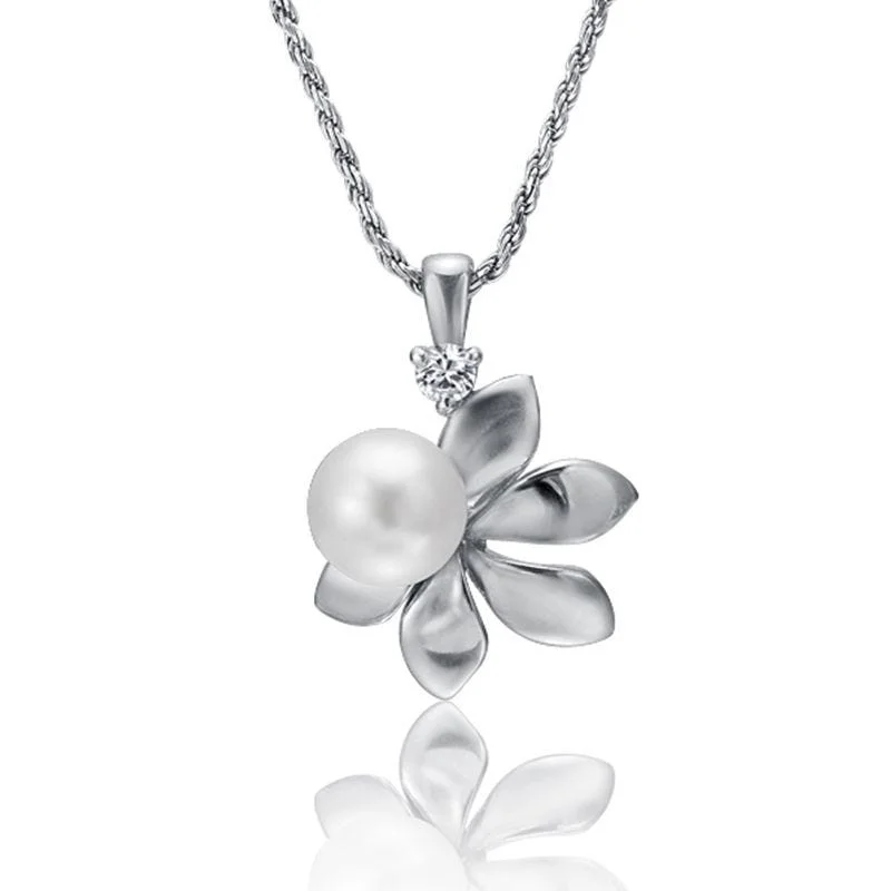 Classic Beaded Necklaces For Timeless Fashion-Flower Necklace with White Pearl